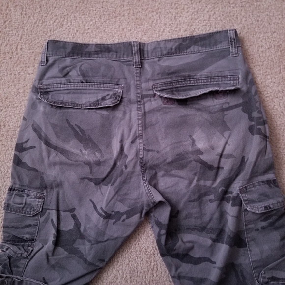 Lightly Used Men's Wrangler Grey Camo Tapered Cargo Pants - Picture 7 of 15